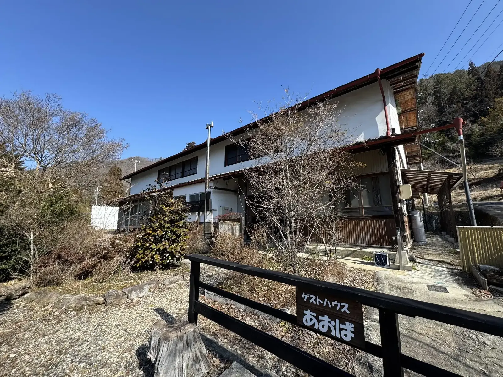 建物の外観と駐車場