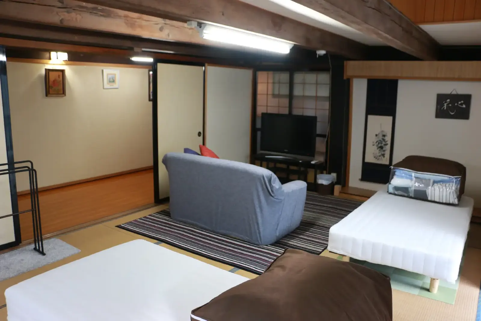 ソファとベッドのある和室